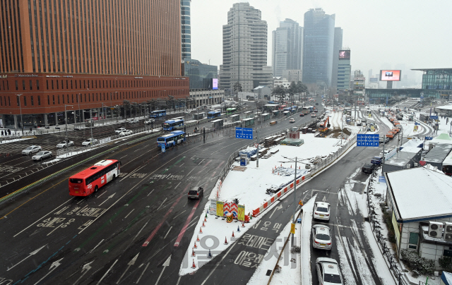 18일 오전 서울 도심 도로의 소통이 원활한 모습을 보이고 있다. 이날 출근 시간대에 폭설이 내릴 것으로 예보됐었으나, 눈이 내리지 않아 우려했던 출근길 교통대란은 발생하지 않았다./오승현기자 2021.01.18
