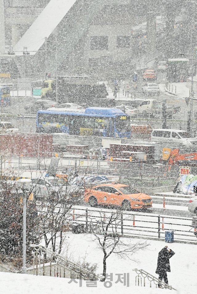 18일 오전 서울 도심에 많은 눈이 내리고 있다. 이날 출근 시간대에 폭설이 내릴 것으로 예보됐었으나, 눈이 내리지 않아 우려했던 출근길 교통대란은 발생하지 않았다./오승현기자 2021.01.18