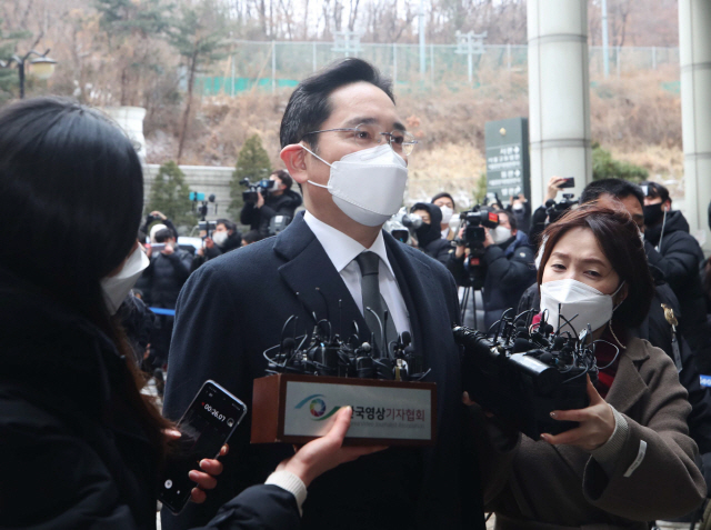 이재용 삼성전자 부회장이 18일 오후 서울 서초구 서울고등법원에서 열린 국정농단 사건 파기환송심 선고 공판에 출석하고 있다./연합뉴스