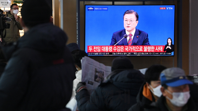 18일 오전 서울역에서 시민들이 문재인 대통령의 신년 기자회견을 시청하고 있다./오승현기자 2021.01.18