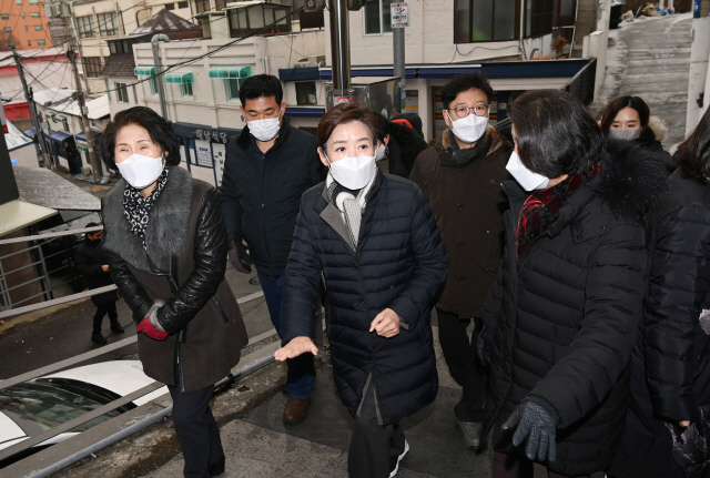 국민의힘 서울시장  경선후보 등록을 마친 나경원 전 의원이 18일 오전 서울 용산구 서계동 도시재생사업 현장을 둘러보며 주민들과 의견을 나누고  있다./국회사진기자단 2021.01.18