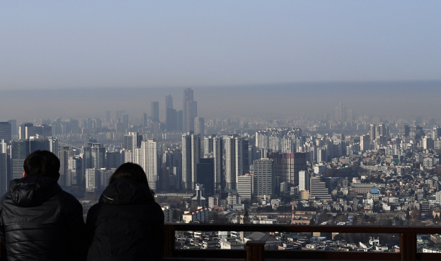 지난 14일 오전 서울 중구 남산에서 바라본 여의도 상공에 먼지 띠가 형성돼 있다./오승현기자 2021.01.14
