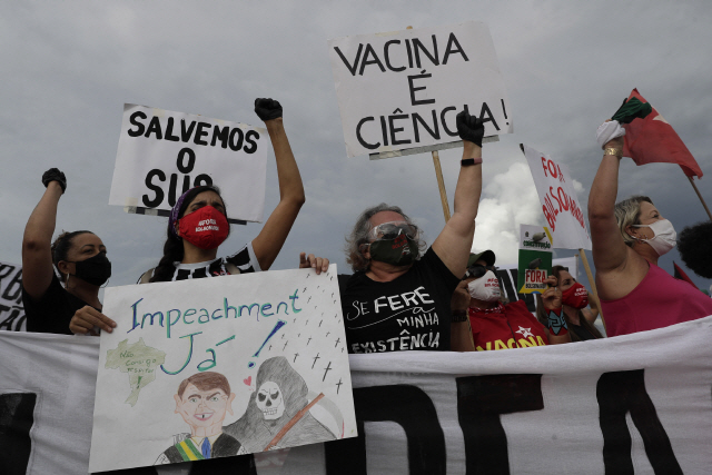 브라질도 코로나 백신 2종 승인…대통령 퇴진 요구 계속돼