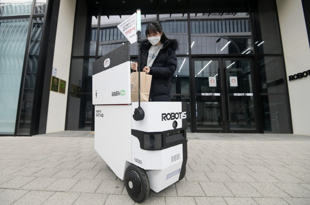 로보티즈가 개발한 실외 자율주행 로봇 ‘일개미’가 서울 강서구 마곡동에서 점심 식사를 배달하고 있다. /사진제공=로보티즈