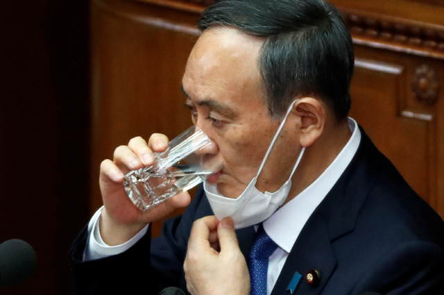 스가 요시히데 일본 총리가 18일 개회한 중의원 본회의에 출석해 시정 연설을 하던 중 물을 마시고 있다./로이터연합뉴스