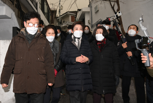 국민의힘 서울시장  경선후보 등록을 마친 나경원(앞줄 가운데) 전 의원이 18일 오전 서울 용산구 서계동 도시재생사업 현장을 둘러보며 주민들과 의견을 나누고  있다./국회사진기자단 2021.01.18