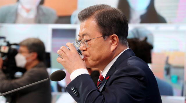 문재인 대통령이 18일 청와대 춘추관에서 열린 신년 기자회견에서 물을 마시고 있다./연합뉴스