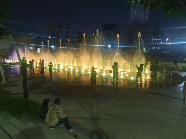 열대야가 이어지고 있는 경북 포항 시민들이 분수대 주변에서 더위를 식히고 있다. /연합뉴스