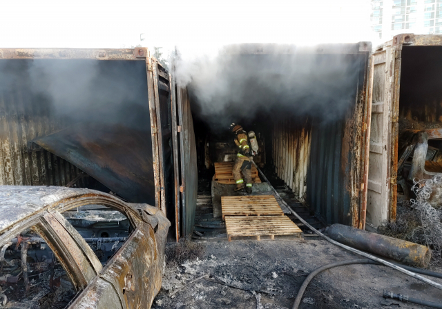19일 오전 인천시 연수구 옥련동 한 중고차수출단지에서 발생한 화재로 컨테이너와 차량들이 파손돼 있다./인천 공단소방서 제공