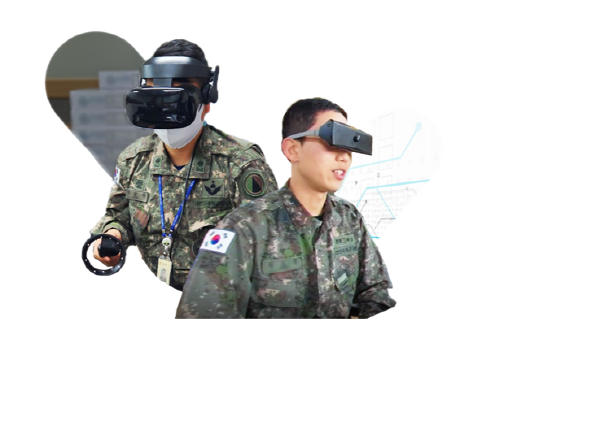 육군교육사령부 리더십센터 교관과 육군용사가 싸이큐어의 VR교육 콘텐츠를 시연하고 있다. 싸이큐어 제공