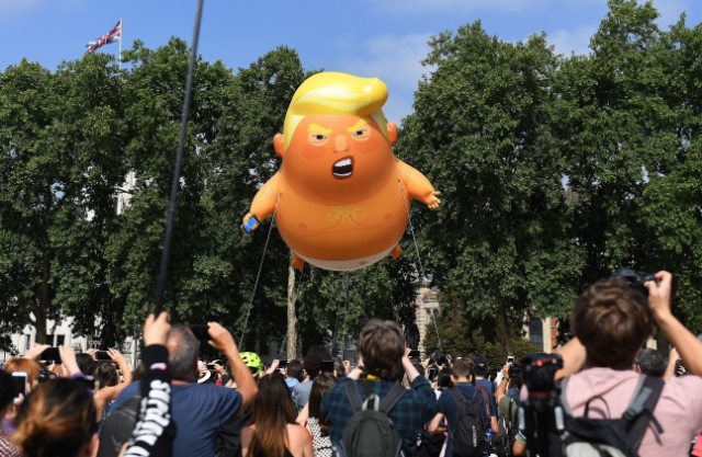 2018년 7월 13일 영국 런던 '의회 광장'에 띄워진 기저귀 찬 '트럼프 베이비' 풍선./EPA=연합뉴스