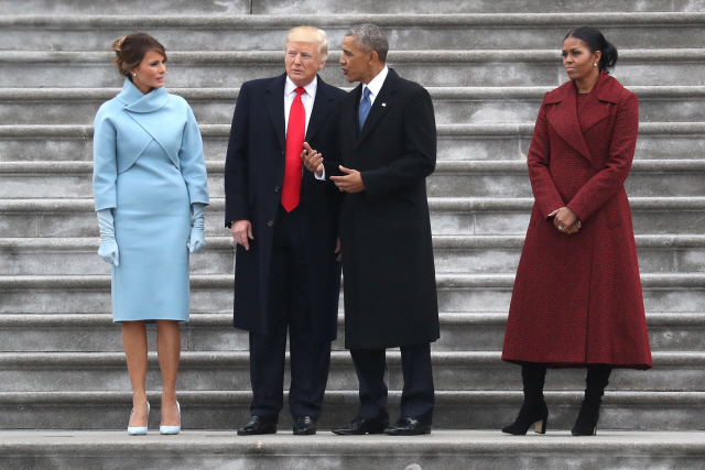 멜라니아 트럼프(왼쪽부터) 여사와 도널드 트럼프 미국 대통령, 버락 오바마 전 대통령, 미셸 오바마 여사. 사진은 지난 2017년 1월 20일(현지 시간) 트럼프 대통령의 취임식에 참석해 기념 촬영을 하는 모습./EPA연합뉴스