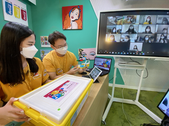 CJ올리브네트웍스 관계자들이 강원도 철원 김화여중 학생들을 대상으로 SW창의캠프 비대면 온라인 교육을 진행하고 있다. /사진 제공=CJ올리브네트웍스