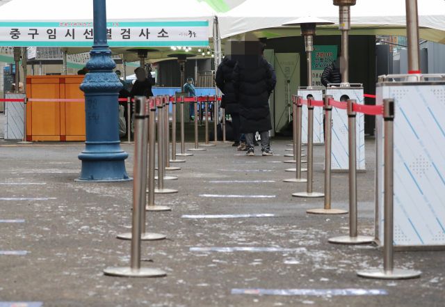 18일 오전 서울역에 마련된 임시선별검사소에서 시민들이 검사를 받기 위해 대기하고 있다./연합뉴스