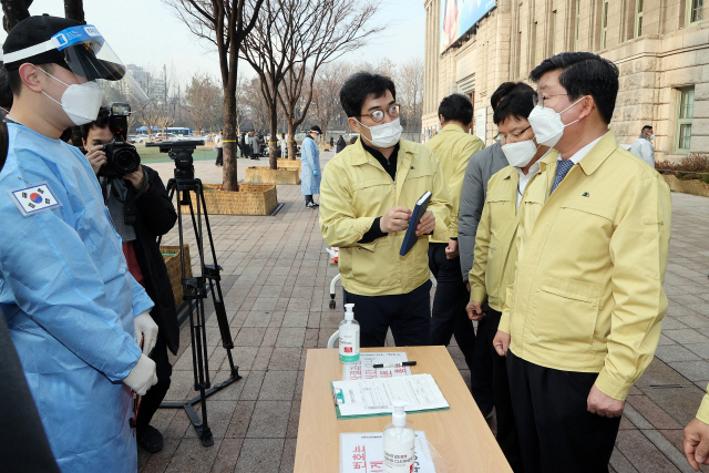 전해철(오른쪽) 행정안전부 장관이 지난달 28일 오전 서울 중구 서울광장에 마련된 코로나19 임시 선별검사소를 방문해 현장을 점검하고 있다. /사진제공=행정안전부