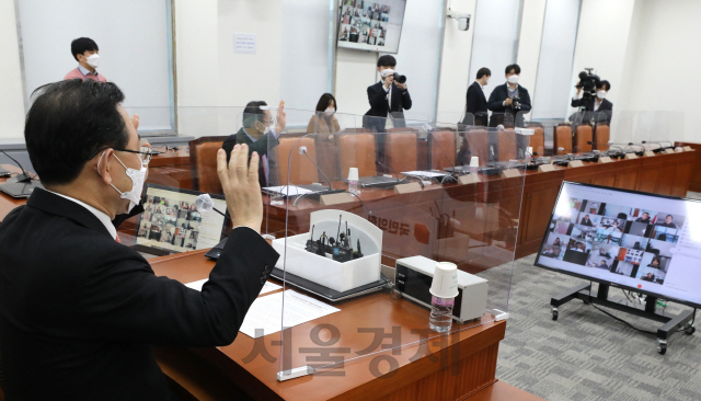 주호영 국민의힘 원내대표가 19일 오후 서울 여의도 국회에서 열린 제4차 온택트 정책워크숍에서 화상 참석자들에게 손을 들어 인사하고 있다./권욱기자 2021.01.19