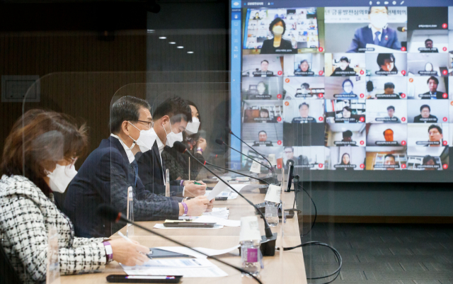 은송수(왼쪽 두번째) 금융위원장이 18일 서울 공덕동 마포 프론트원에서 열린 금융발전심의위원회 전체회의에 참석해 모두발언을 하고 있다./사진제공=금융위원회