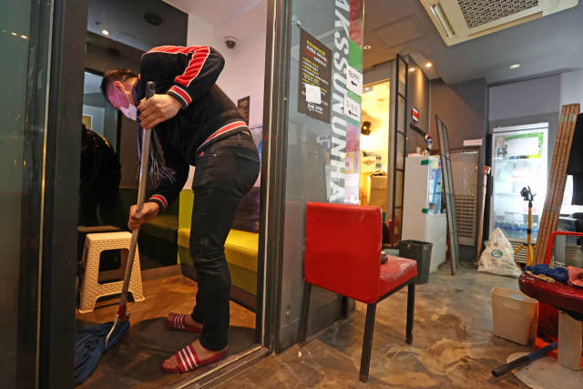 지난 18일부터 노래연습장 운영이 재개된 가운데 서울의 한 코인노래방에서 주인이 영업을 위해 노래방 실내를 청소를 하고 있다. /연합뉴스