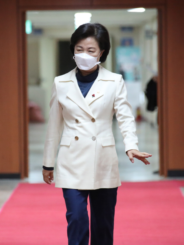 추미애 법무부 장관이 19일 국무회의 참석을 위해 정부서울청사에 도착하고 있다./연합뉴스
