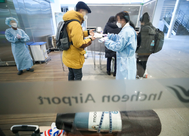 19일 오전 인천국제공항 제2터미널 코로나19 검사센터를 찾은 시민들이 검사를 받기 위해 기다리고 있다./연합뉴스