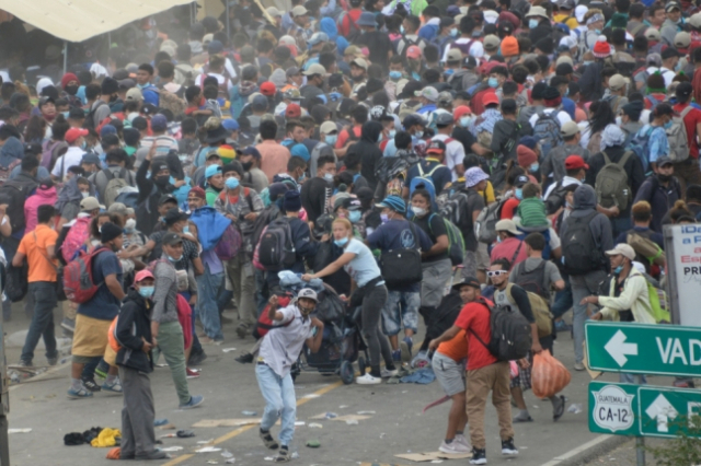 과테말라 당국에 막혀 고속도로에서 흩어지는 중미 이민자들./AFP=연합뉴스]