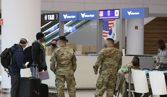 지난 11일 인천국제공항을 통해 주한미군 장병들이 입국하고 있다.    /연합뉴스