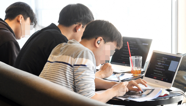 신종 코로나바이러스 감염증(코로나19) 여파로 주요 대학의 개강이 연기된 지난해 3월 서울 서대문구 연세대 인근 카페에서 학생들이 온라인 강의를 듣고 있다./오승현기자