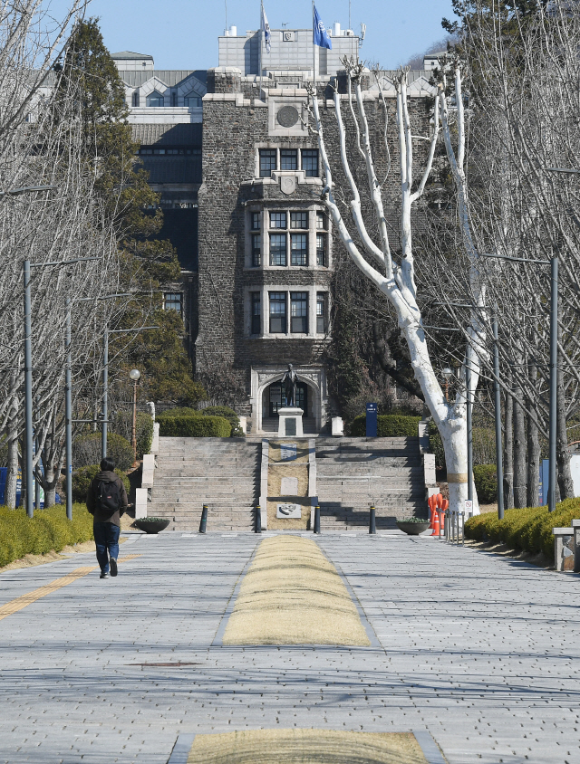 주요 대학들이 신종 코로나바이러스 감염증(코로나19) 확산 여파로 2주간 연기 후 개강한 지난해 3월 오전 서울 서대문구 연세대학교 캠퍼스가 한산한 모습을 보이고 있다. 이날 개강한 대부분의 대학들은 당분간 온라인 원격수업으로 강의를 대체한다./오승현기자