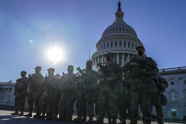 19일(현지 시간) 미국 워싱턴DC 의사당 앞을 경비하고 있는 주 방위군./UPI연합뉴스