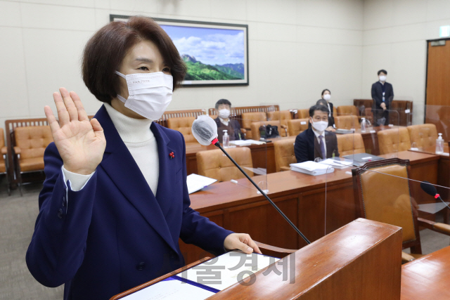 한정애 환경부장관 후보자가 20일 오전 서울 여의도 국회 환경노동위원회에서 열린 인사청문회에 출석해 선서를 하고 있다./권욱기자 2021.01.20