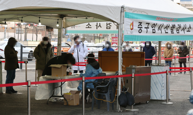 20일 오전 서울역 광장에 마련된 임시선별진료소 앞에서 시민들이 진료 시작을 기다리고 있다./연합뉴스