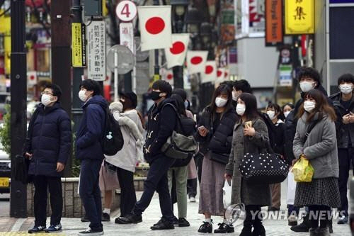 도쿄에서 마스크를 쓴 행인들이 횡단보도를 건너기 위해 기다리고 있다./AP연합뉴스
