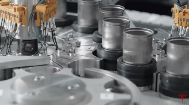 테슬라가 공개한 전기차용 배터리 제조 라인./테슬라 유튜브 채널 동영상 캡처