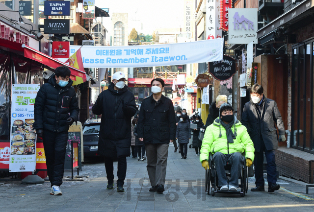 서울시장 보궐선거에 도전한 안철수 국민의당 대표가 20일 서울 용산구 이태원 일대를 찾아 이태원 지역 상인들과 상권 점검을 하고 있다./국회사진기자단 2021.01.20