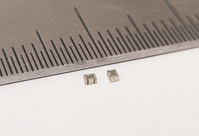 삼성전기가 초슬림 3단자 MLCC 양산 공급을 시작했다고 20일 밝혔다. 이 부품의 두께는 0.65mm에 불과하다. 사진제공=삼성전기