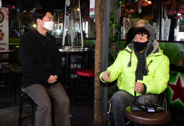 서울시장 보궐선거에 도전한 안철수 국민의당 대표가 20일 서울 용산구 이태원 일대를 찾아 지역 상인들과 간담회를 열고 그간의 고충에 대해 의견을 나누고 있다./국회사진기자단 2021.01.20