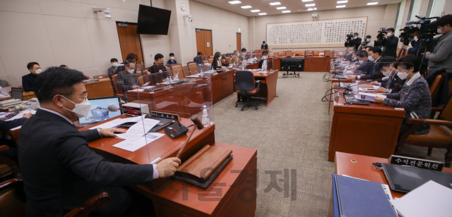 윤호중 국회 법제사법위원장이 20일 국회에서 열린 법제사법위원회 전체회의에서 의사봉을 두드리고 있다. 이날 법사위는 김진욱 고위공직자범죄수사처장 후보자 인사청문 경과보고서 채택의 건을 통과시켰다./권욱기자 2021.01.20