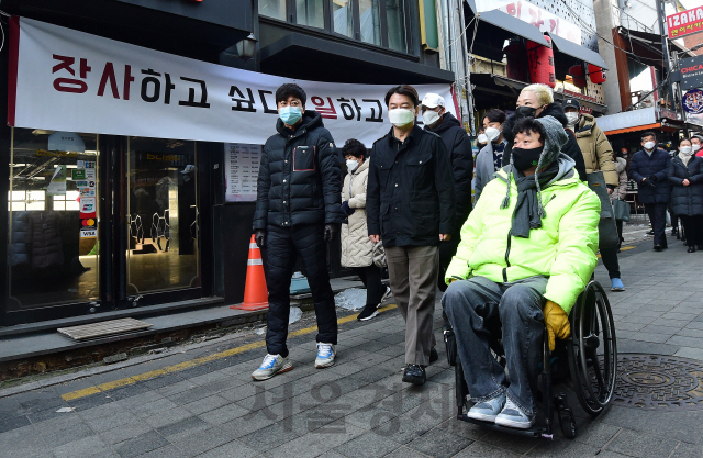 서울시장 보궐선거에 도전한 안철수 국민의당 대표가 20일 서울 용산구 이태원 일대를 찾아 이태원 지역 상인들과 상권 점검을 하고 있다./국회사진기자단 2021.01.20