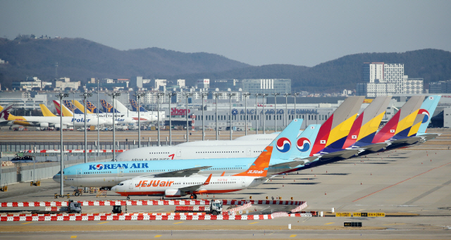 19일 오전 인천국제공항 주기장에 항공기들이 세워져 있다. /연합뉴스