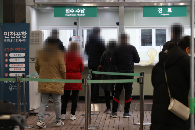 3일 인천공항 제2터미널에 마련된 코로나19 검사센터에서 이용객이 검사를 받으려거나 확인서를 받기 위해기다리고 있다./연합뉴스