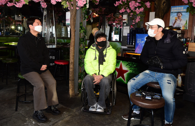 서울시장 보궐선거에 도전한 안철수 국민의당 대표가 20일 서울 용산구 이태원 일대를 찾아 지역 상인들과 간담회를 열고 상인들의 고충과 의견을 경청하고 있다./국회사진기자단 2021.01.20