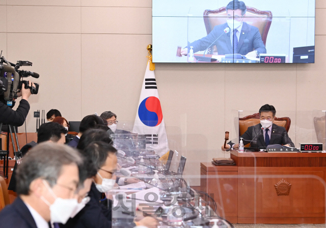 윤호중 국회 법제사법위원장이 20일 국회에서 열린 법제사법위원회 전체회의에서 의사봉을 두드리고 있다. 이날 법사위는 김진욱 고위공직자범죄수사처장 후보자 인사청문 경과보고서 채택의 건을 통과시켰다./권욱기자 2021.01.20