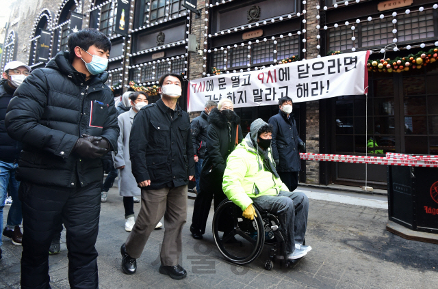 서울시장 보궐선거에 도전한 안철수 국민의당 대표가 20일 서울 용산구 이태원 일대를 찾아 이태원 지역 상인들과 상권 점검을 하고 있다./국회사진기자단 2021.01.20