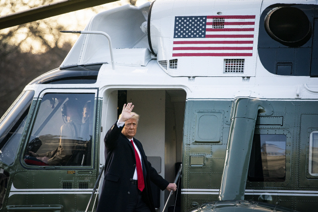 도널드 트럼프 전 미국 대통령이 20일(현지시간) 백악관을 떠나기 위해 전용헬기 마린원에 탑승하고 있다./EPA연합뉴스