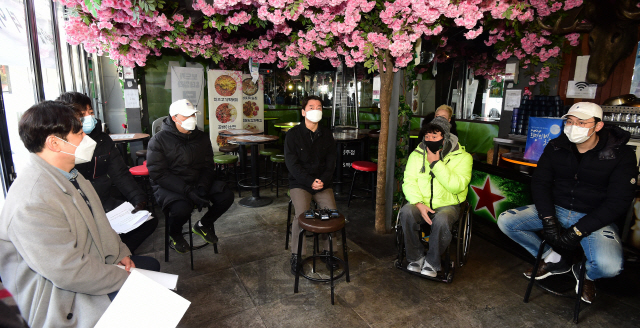 서울시장 보궐선거에 도전한 안철수 국민의당 대표가 20일 서울 용산구 이태원 일대를 찾아 지역 상인들과 간담회를 열고 그간의 고충에 대해 의견을 나누고 있다./국회사진기자단 2021.01.20