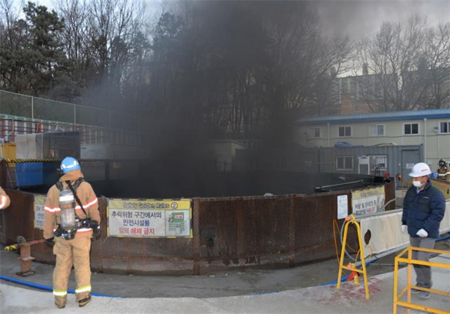 지난 19일 오후 경기 고양시 덕양구 화정동 수도권광역급행철도(GTX) A노선 3공구 공사현장에서 지하 발파작업 중 불이 나 검은 연기가 퍼지고 있다./사진제공=고양소방서