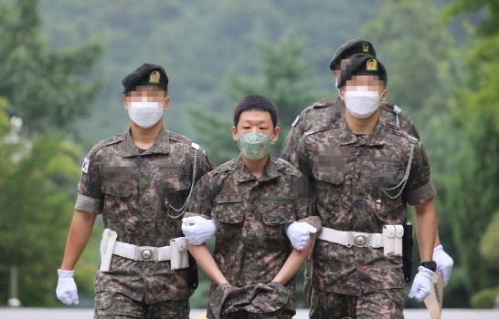 텔레그램 ‘박사방’ 공범 이원호(가운데)가 지난해 8월 서울 관악구 수도방위사령부 보통군사법원에서 열린 1심 1차 공판에 출석하고 있다.  /사진제공=육군