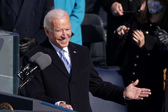 20일(현지 시간) 조 바이든 미국 대통령이 워싱턴DC 의사당 앞에서 진행된 취임식에서 취임 연설을 하며 활짝 웃고 있다. 바이든 대통령은 이날 “미국 민주주의가 승리했다”며 “모든 미국인을 위한 대통령이 되겠다”고 밝혔다./AFP연합뉴스