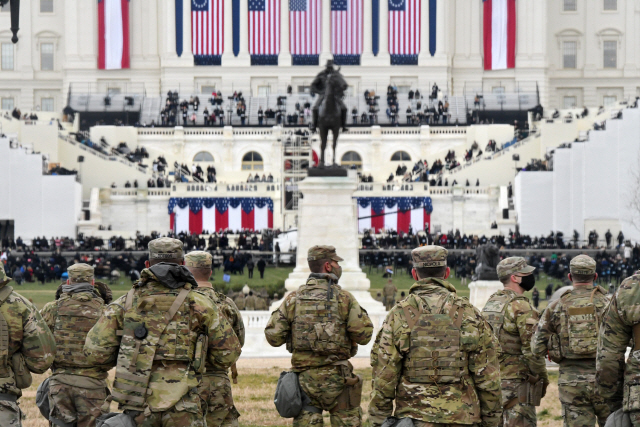 20일(현지 시간) 조 바이든 제46대 미국 대통령의 취임식이 열리고 있는 워싱턴DC 의사당 앞에서 주 방위군이 경비 업무를 보고 있다./AFP연합뉴스