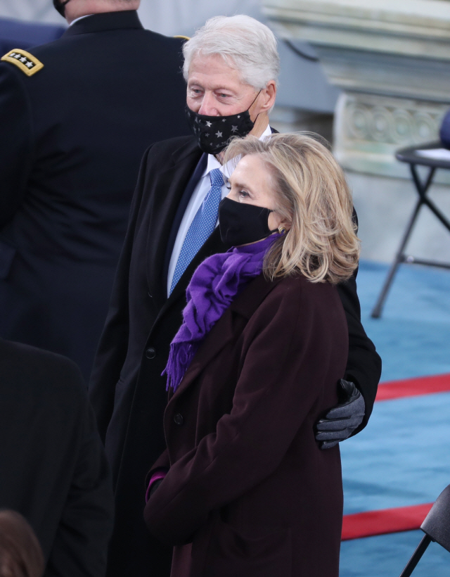 20일(현지 시간) 빌 클린턴 전 미국 대통령 부부가 워싱턴DC 의사당 앞에서 열린 조 바이든 미국 대통령 취임식에 참석했다./EPA연합뉴스